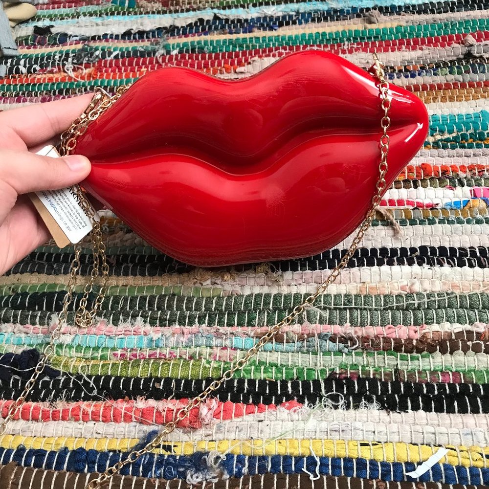 lip purse